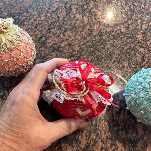 Vintage handmade quilted ornaments (4) - Picture 3 of 7